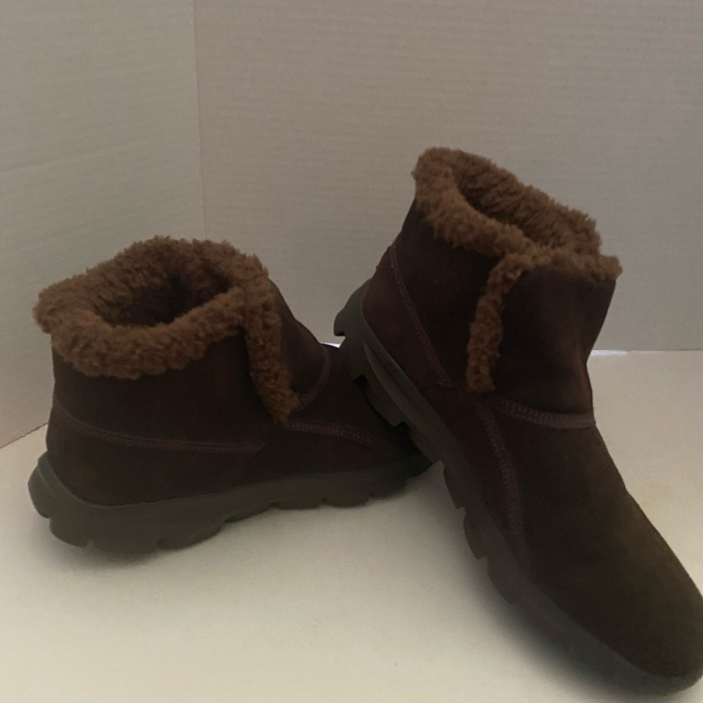 Skechers Boots mocha brown fleece lined ankle boots.